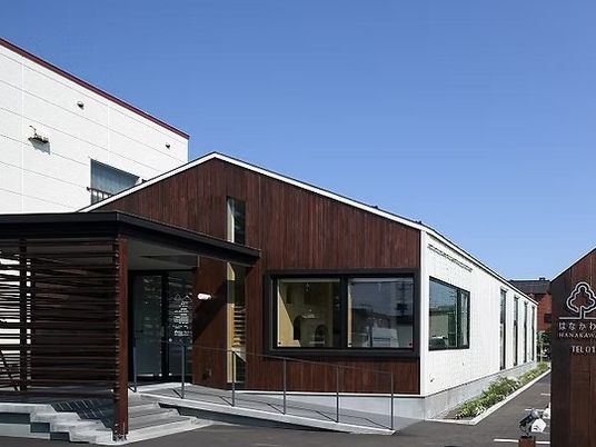 明るい外観の建物  