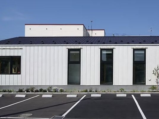 白い外壁の建物外観  