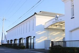 モダンな白い建物外観