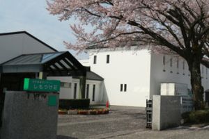 桜の咲くエントランス