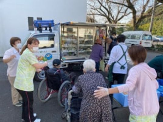 車椅子の方々が集まる外観
