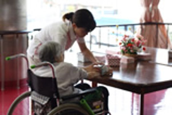 車椅子の利用者とスタッフ