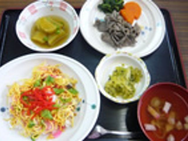 食事例 食堂 彩り豊かな料理が盛り付けられた食卓には、健康に配慮した多彩なメニューが並んでいます。