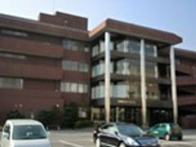 モダンな建物の外観 外観 広い駐車スペースを備えたモダンな建物です。就業環境としても魅力的です。