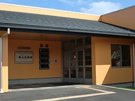 施設の玄関外観  