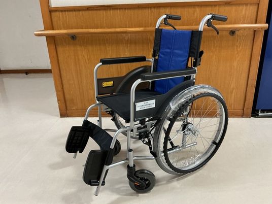 車椅子と廊下  