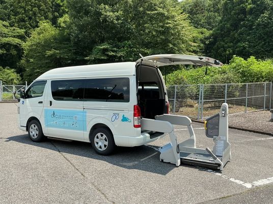 送迎車と昇降装置  