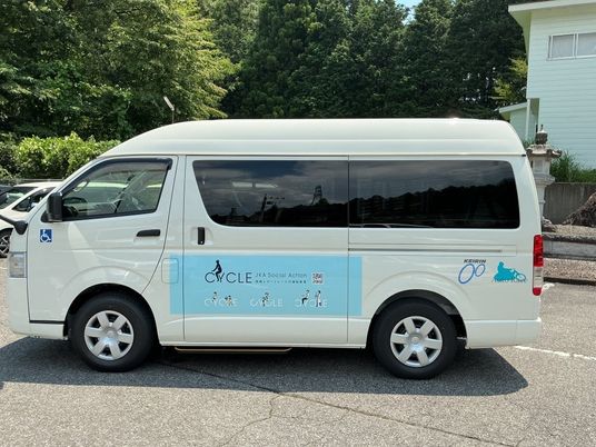 送迎車の側面  