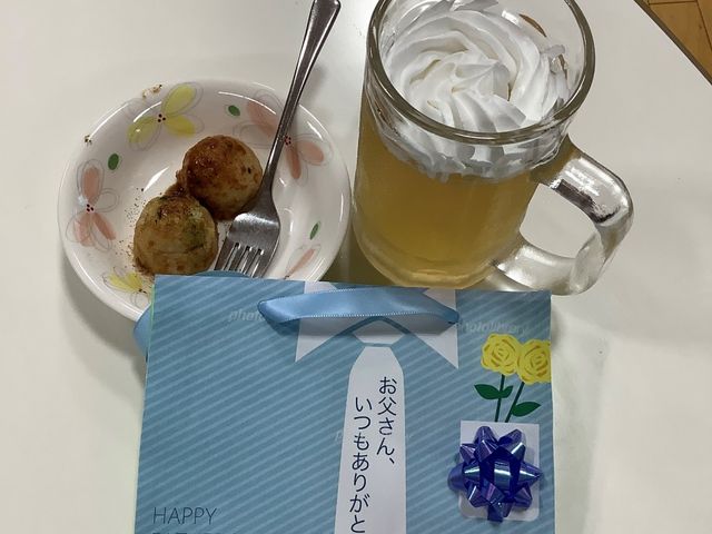 父の日のお祝いテーブル ダイニングルーム 父の日を彩る心温まるテーブルコーナーです。手作りの感謝の気持ちが込められた贈り物とともに、特別な時を満喫できます。
