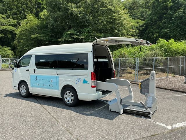 福祉車両の外観 外観   車いすのまま乗り降りしやすいリフト付きの福祉車両です。送迎時の移動支援がしやすい環境がうかがえます。