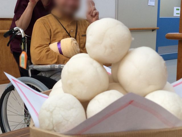 楽しむ様子の室内 居室 明るい居室で、手を振るお客様とスタッフの和やかな時間をお過ごしいただけます。