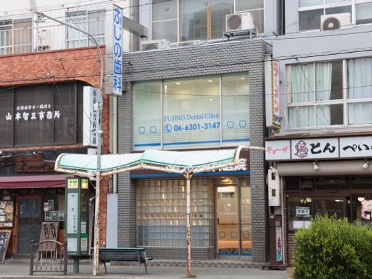 店舗が並ぶ外観  