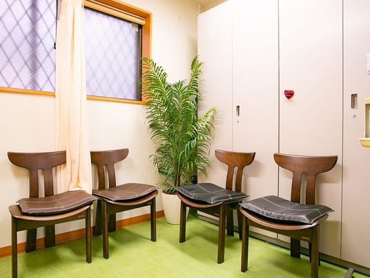 休憩用の椅子が並ぶ休憩室  
