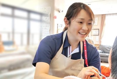 スタッフが利用者と会話する居室