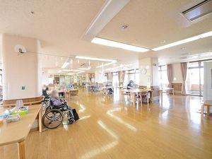 車椅子で過ごす人々の居室