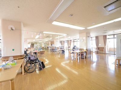車椅子で過ごす人々の居室