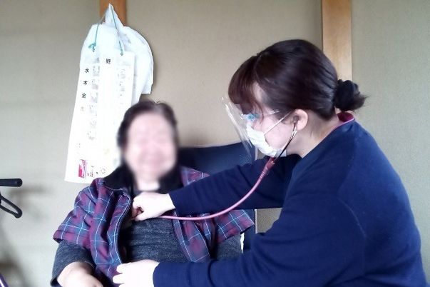 ケアの様子（例：利用者をケアする様子）