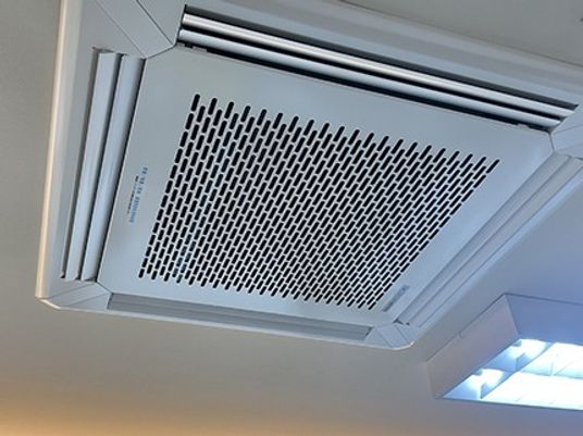 天井の空調機  