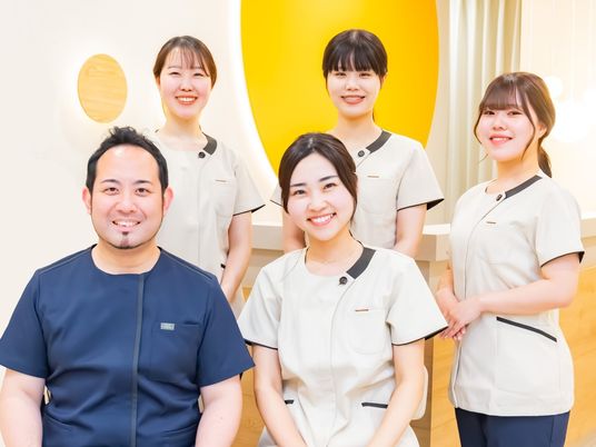笑顔のスタッフのロビー  