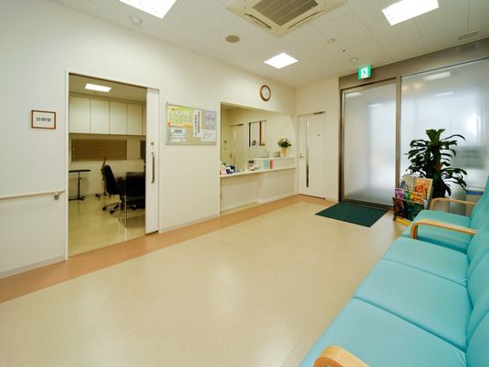 明るい待合室の受付前  