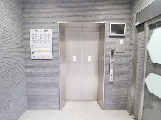 エレベーター前  