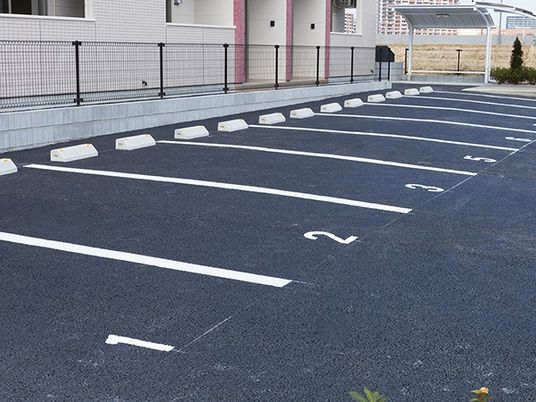 駐車場の区画線  