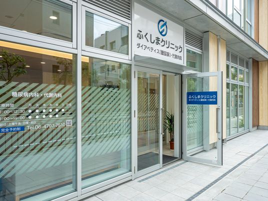 ガラス張りの入口外観