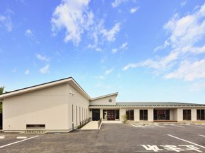 青空の下の建物外観