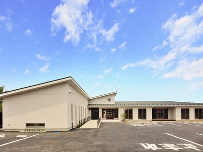 青空の下の建物外観
