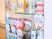 歯科用品の並ぶ展示棚  