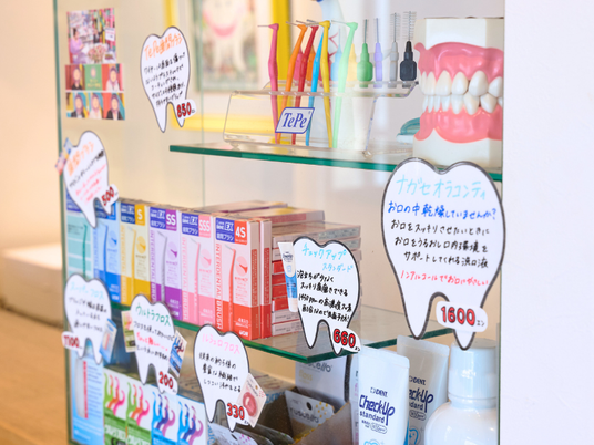 歯科用品の並ぶ展示棚  