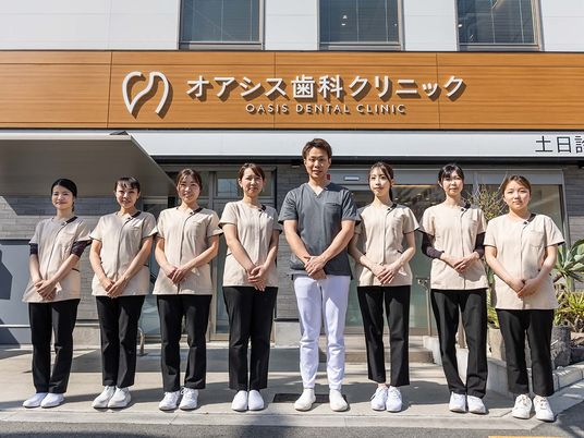 歯科クリニック前のスタッフ  