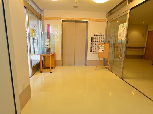 エントランスの明るい通路