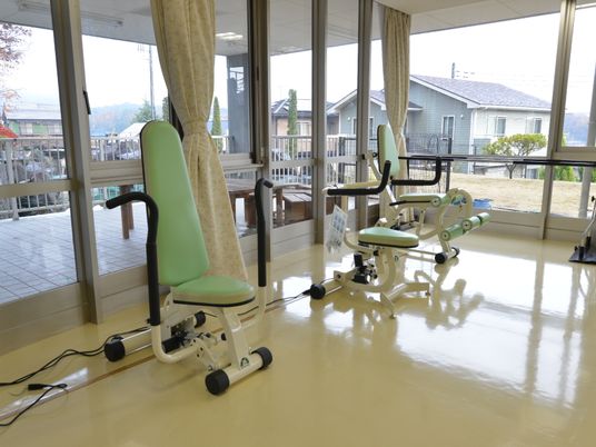 訓練用機器が並ぶ空間