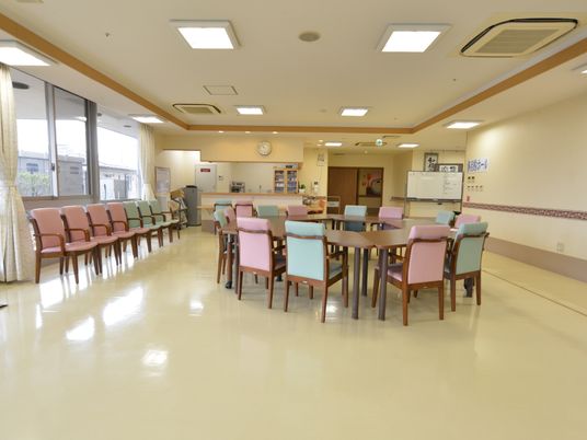 広々した明るい食堂