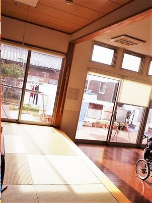 日差しが差し込む和室