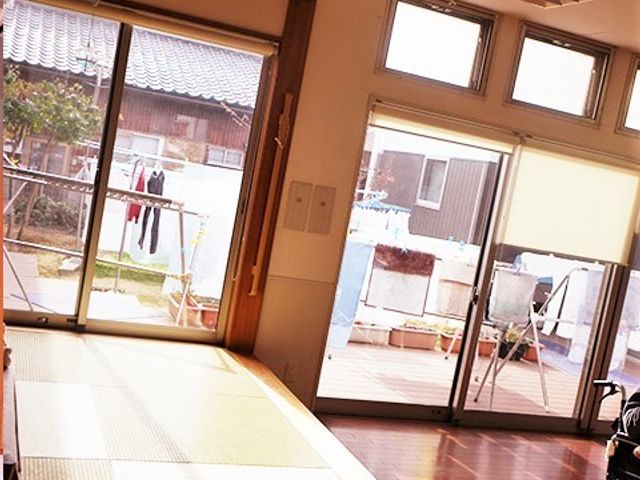 日差しが差し込む和室 共有スペース 採光がたっぷり入る心地よい和室で、ゆったりとくつろぐことができます。畳の香りが落ち着いた雰囲気を醸し出しています。