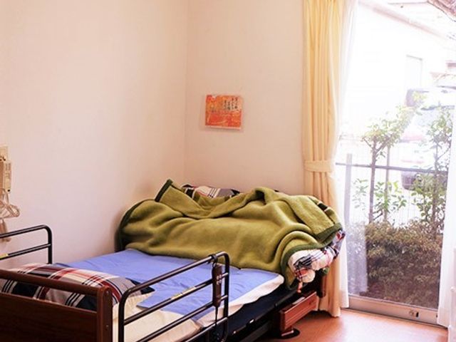 居心地の良い居室風景 居室 日当たりの良い室内は、読書やくつろぎの時間に最適な空間です。窓からの光が暖かな雰囲気を作り出しています。