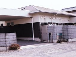 シンプルな建物のエントランス