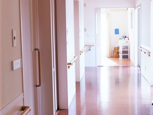 明るい廊下の風景 廊下 手すり付きで明るい廊下は、利用者の移動をサポートしてくれる設計です。快適な環境でご活動いただけます。