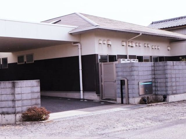 施設の落ち着いた外観 外観 ゆったりとした入り口が印象的な施設です。周囲の環境にも調和し、訪れる人々を穏やかに迎え入れます。