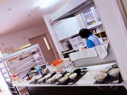 キッチンで作業するスタッフ