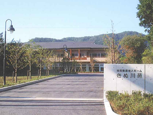 施設の外観と看板  