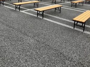 屋外のベンチが並ぶ中庭  