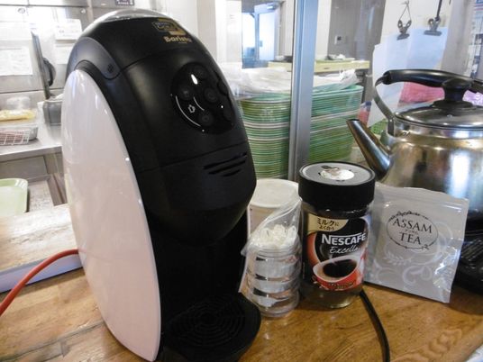 多様な飲み物が揃うカウンター