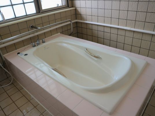 手すり付きの浴槽
