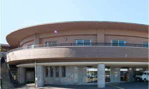 円形の建物外観