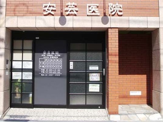 病院の正面玄関  