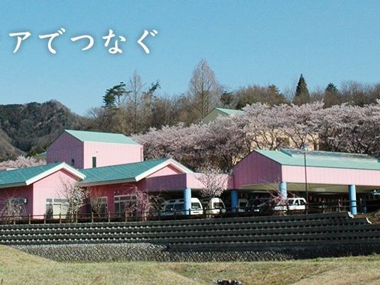 桜並木の建物外観  