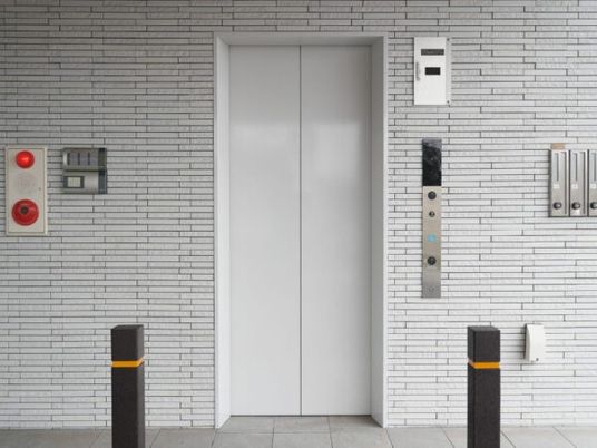 エレベーター前の出入口  